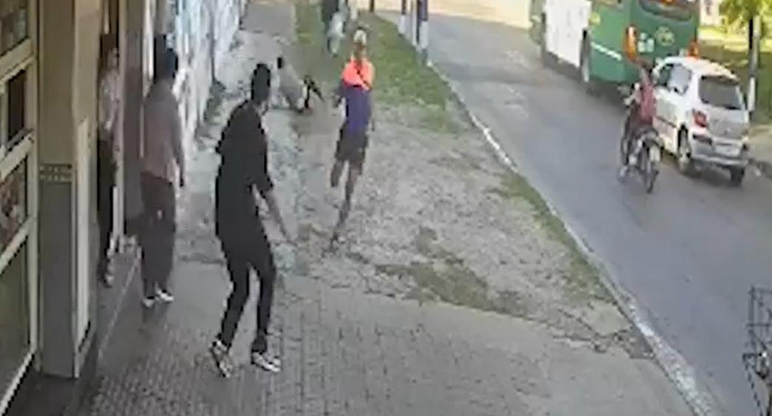 El momento en el que vecinos detuvieron al ladrón de La Plata. Foto: captura video