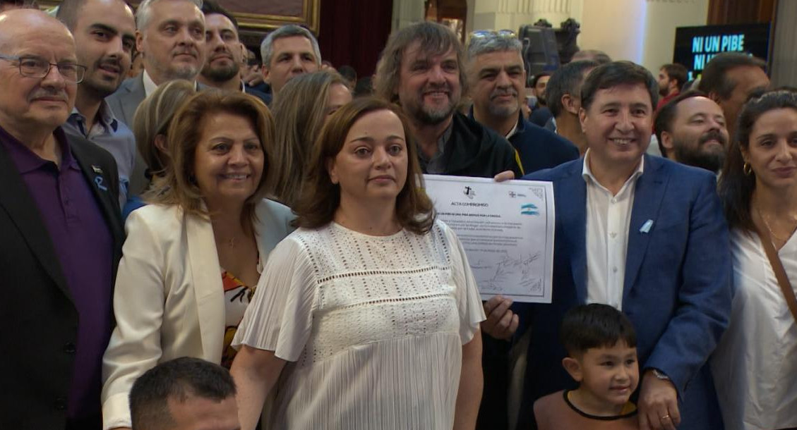 Cecilia Moreau firmó el compromiso de prevención y lucha contra las drogas junto al Padre Pepe. Foto: Captura de pantalla.