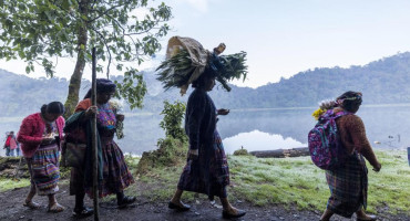 Indígenas participan en una ceremonia en la que agradecen a la naturaleza por la lluvia. Foto: EFE.	