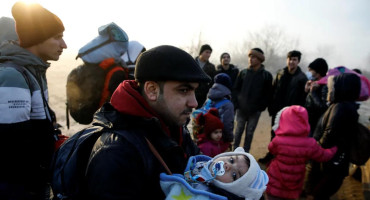 Migrants on the border between Türkiye and Greece.  Photo: Reuters