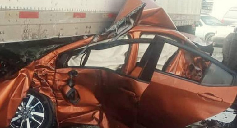 Así quedó el auto del hombre que chocó en México. Foto: El Heraldo de Tabasco.