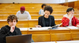 Estudiantes en el Reino Unido. Foto: Reuters