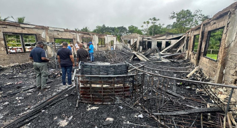 La escuela incendiada en Guyana, donde fallecieron 19 menores de edad. Foto: Reuters.
