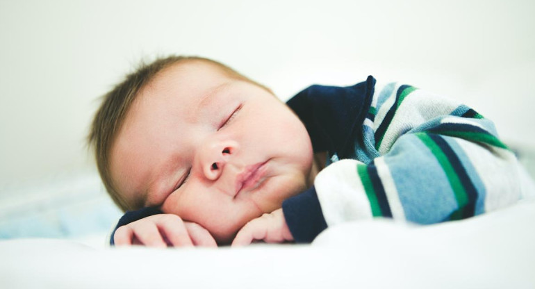 Bebé durmiendo; síndrome de muerte súbita del lactante. Foto: Unsplash.