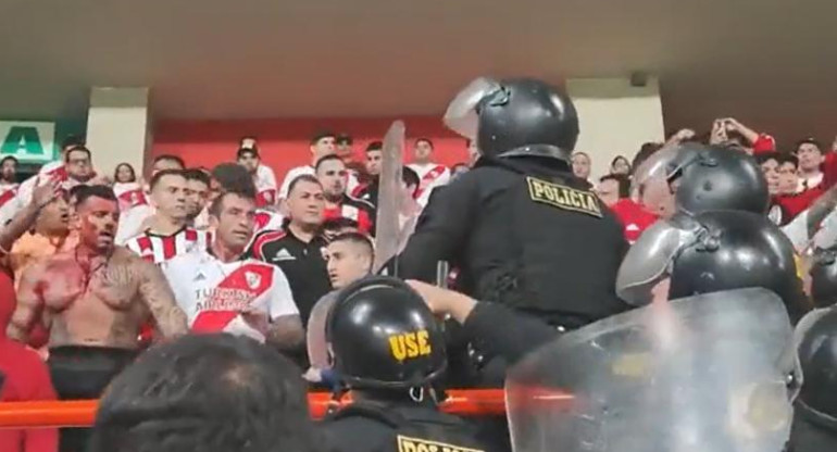 Fuerte pelea entre hinchas de River y la policía de Perú. Foto: Captura de pantalla.