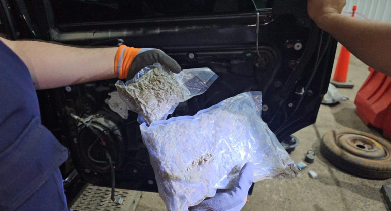 Aduana descubrió un cargamento de 20kg de droga en un auto. Foto: Aduana. 