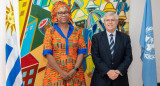 Mama Fátima Singhateh junto a Tabaré Viera, ministro de Turismo de Uruguay. Foto: Twitter @Uruguay_Natural.