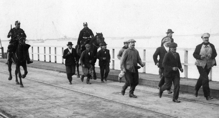 Puerto Nuevo. Agentes del escuadrón de seguridad desalojan huelguistas. Enero de 1919. Foto: Archivo General de la Nación.