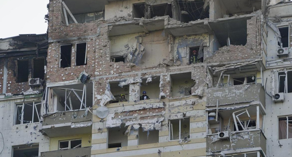 Destrucción de edificio en Kiev tras ataque ruso. Foto: EFE.