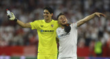 Yassine Bounou con Lucas Ocampos, campeones de la Europa League. Foto: NA.