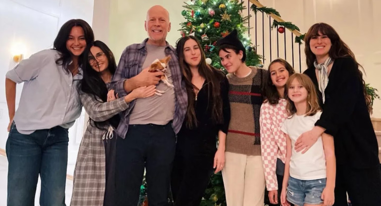 Bruce Willis con hijas, su ex Demi Moore y su actual novia Emma Heming. Foto: Instagram/demimoore.