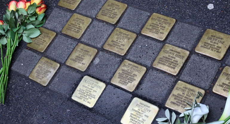 Ya son más de 100 mil los "adoquines de la memoria" instalados en Europa. Foto: Reuters.