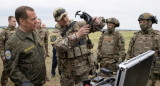 Dmitri Medvédev junto a militares rusos. Foto: Reuters.