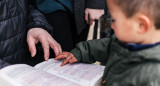 Biblia; niño. Foto: Unsplash.