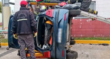 Fue a sacar el registro y volcó el auto. Foto: NA.