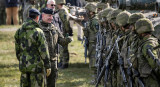 El comandante en jefe de Suecia, Micael Byden, y  y su par polaco, Rajmund Andrzejczak. Foto: Reuters.