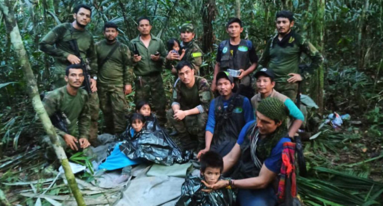 Hallaron con vida a los cuatro niños desaparecidos hace 40 días en la selva de Colombia. Foto: Fuerzas Militares de Colombia.