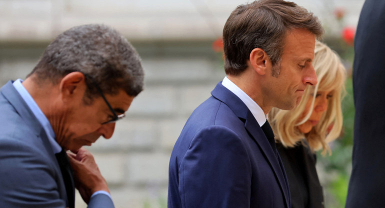 Macron rindió homenaje en Francia a las víctimas del ataque a cuchillos en una plaza. Foto: REUTERS.