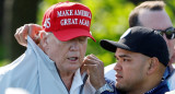 Donald Trump junto a su asistente Walt Nauta, acusados de guardar información confidencial. Foto: Reuters.