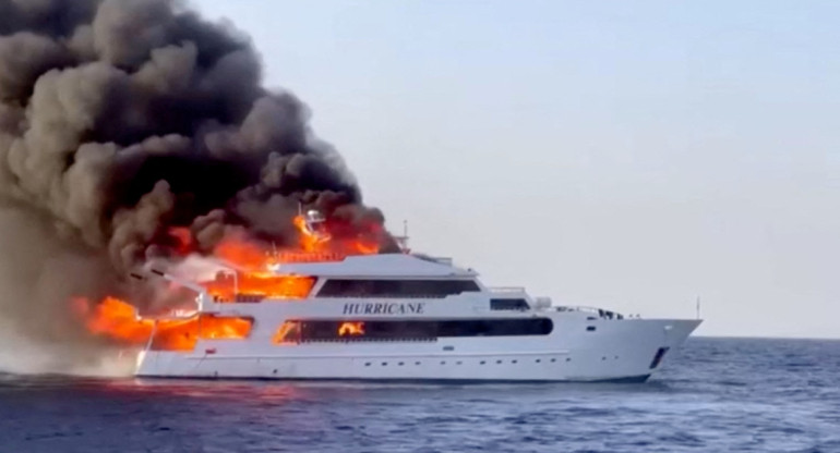 Barco incendiado en Egipto. Foto: Reuters.