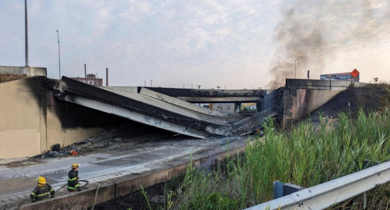 Incendio y destrucción en autopista de EEUU. Foto: Reuters.