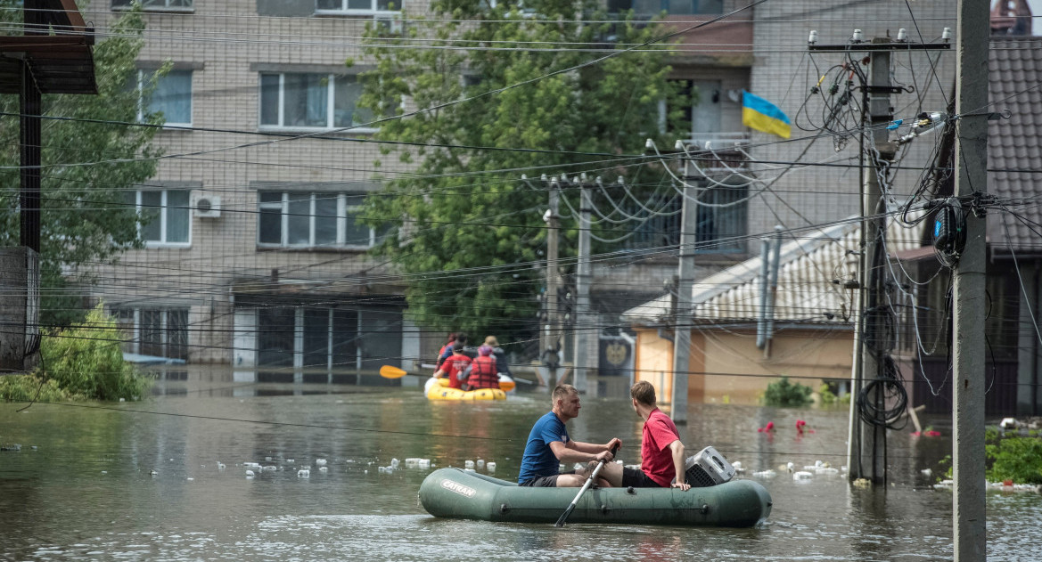 Guerra Rusia-Ucrania. Destrucción de la represa de Kajovka, rescate. Foto: Reuters.