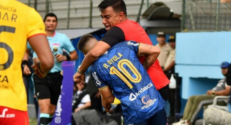 César Farías golpeó a Bryan Oyola. Foto: NA.
