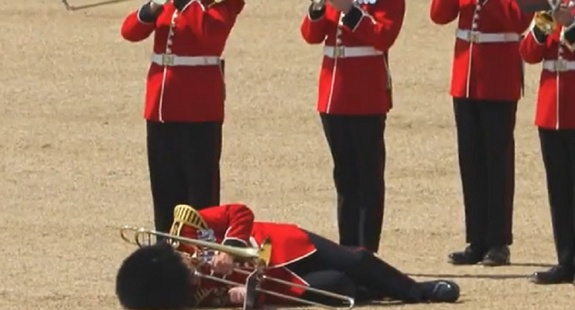 Soldado desmayado por las altas temperaturas en Londres. Foto: captura.