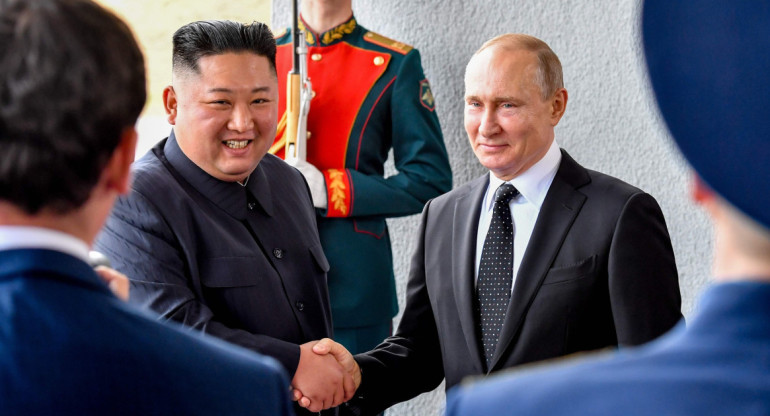 Kim Jong-un con Vladimir Putin. Foto Twitter @tovarichdelsur.