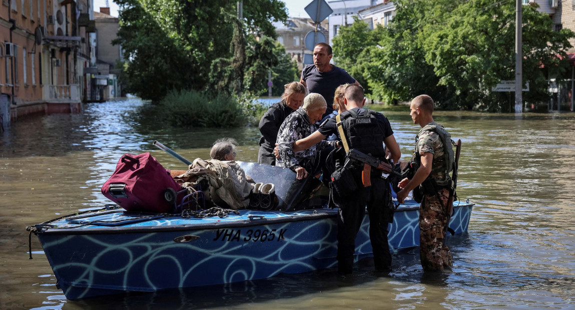 Guerra entre Rusia y Ucrania, rescate por inundaciones. Foto: NA.