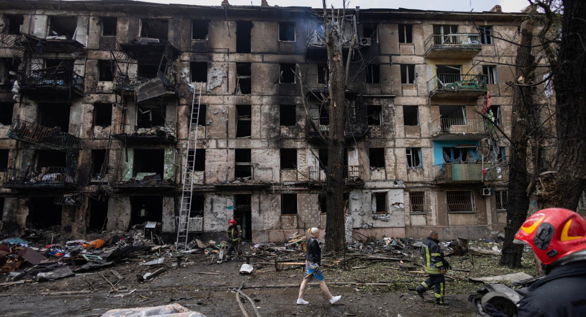 Así quedó el edificio alcanzado por los misiles en Krivi Rig. Fuente: EFE.