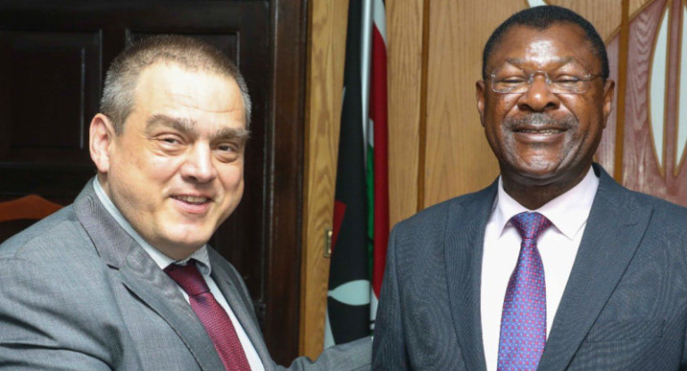 El embajador de Rumania junto al presidente de la Asamblea Nacional de Kenia. Foto: Twitter @HonWetangula