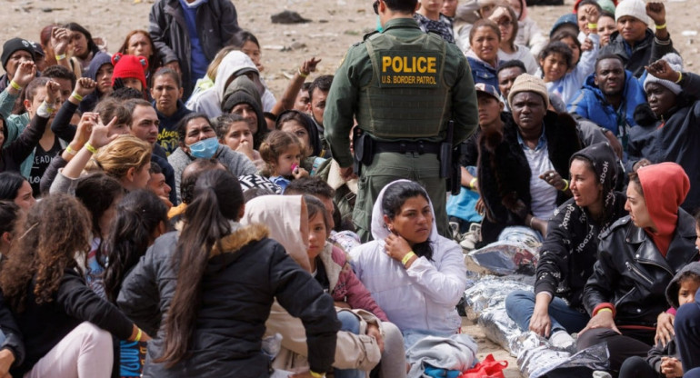 Migrantes intentando ingresar a EEUU. Foto: Reuters