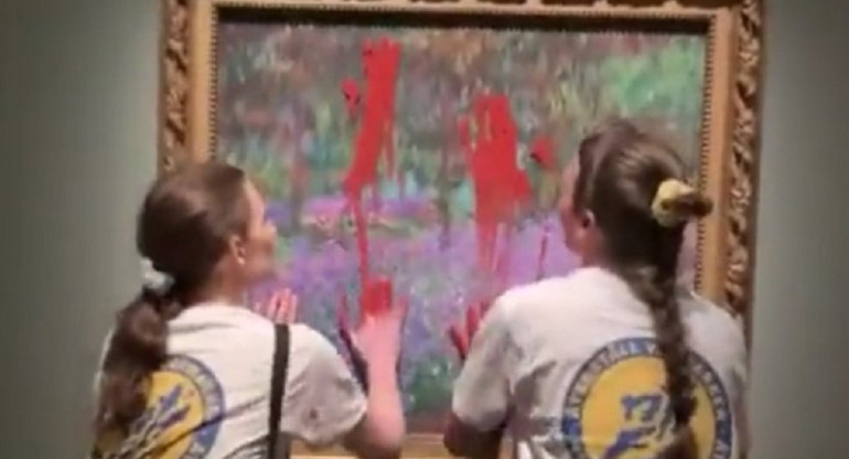 Dos activistas ecológicas mancharon un cuadro de Monet. Foto: captura video