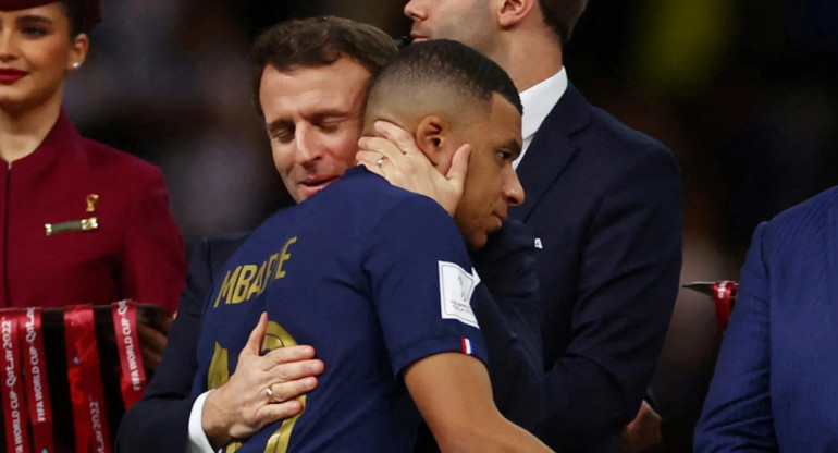 Kylian Mbappé y Emmanuel Macron, fútbol francés. Foto: Reuters