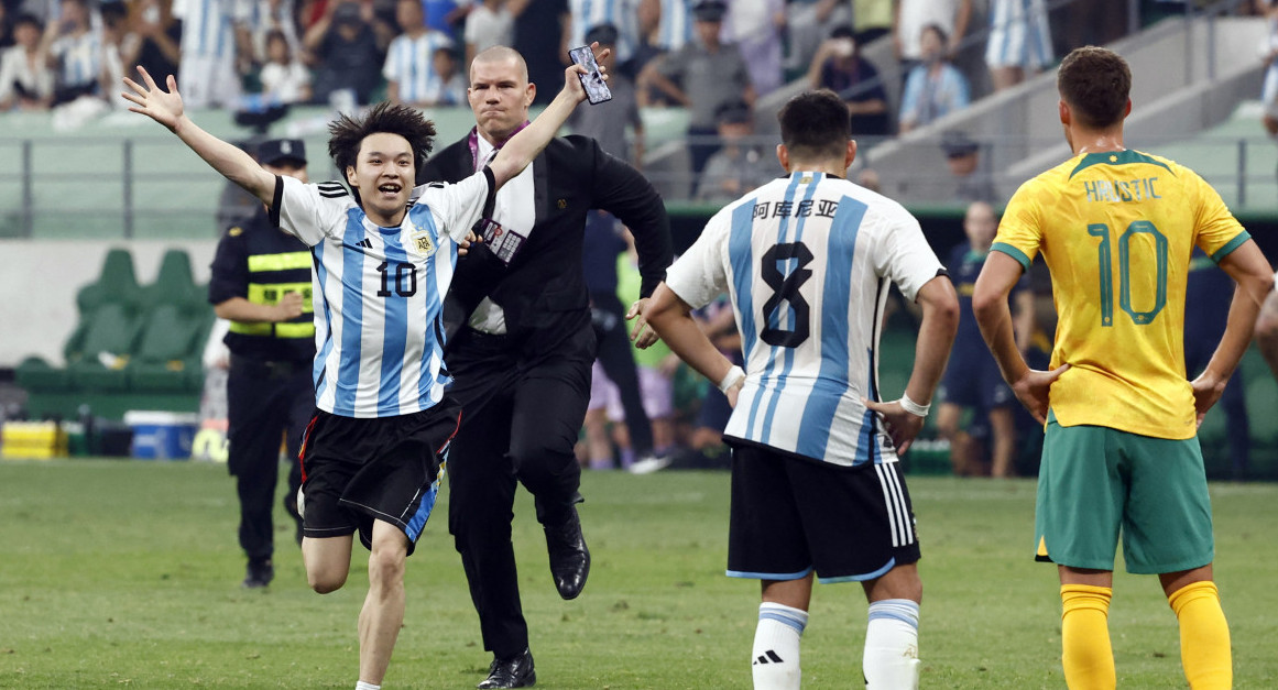 El ingreso del fanático chino antes de su abrazo a Messi. Foto: Reuters.