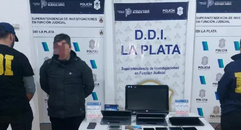 Detención de Cazorla en la DDI La Plata. Foto: Policía