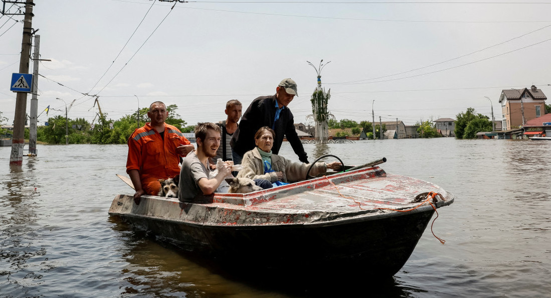 Personas evacuadas en la región de Jersón tras la explosión de la represa de Kajovka. Foto: Reuters.