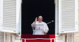 El Papa Francisco dirige la oración del Ángelus desde su ventana en el Vaticano. Foto: REUTERS.