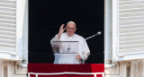 El Papa Francisco dirige la oración del Ángelus desde su ventana en el Vaticano. Foto: REUTERS.