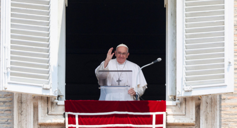El Papa Francisco dirige la oración del Ángelus desde su ventana en el Vaticano. Foto: REUTERS.