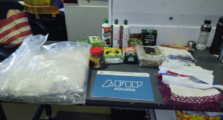 Aduana secuestró cocaína líquida. Foto: NA.