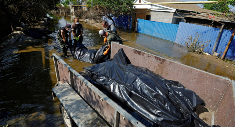 Víctimas de la inundación tras colapso de represa en Ucrania. Foto: NA.