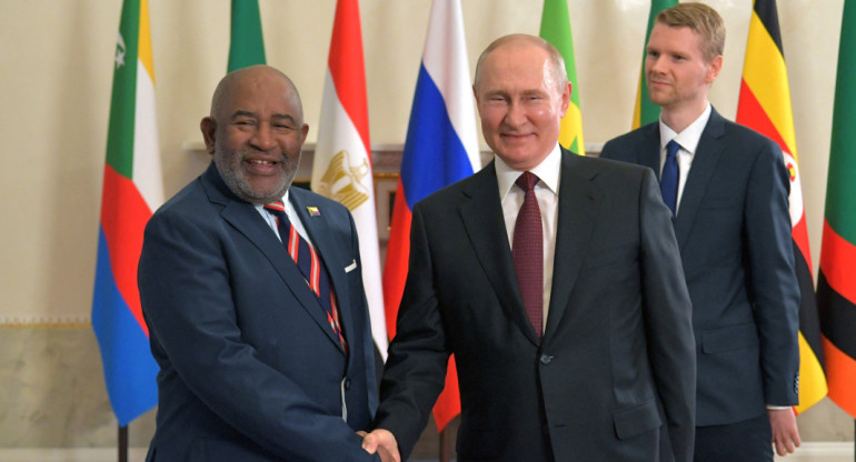 El presidente ruso, Vladimir Putin, le da la mano al presidente de la Unión de Comoras, Azali Assoumani. Fuente: Reuters.