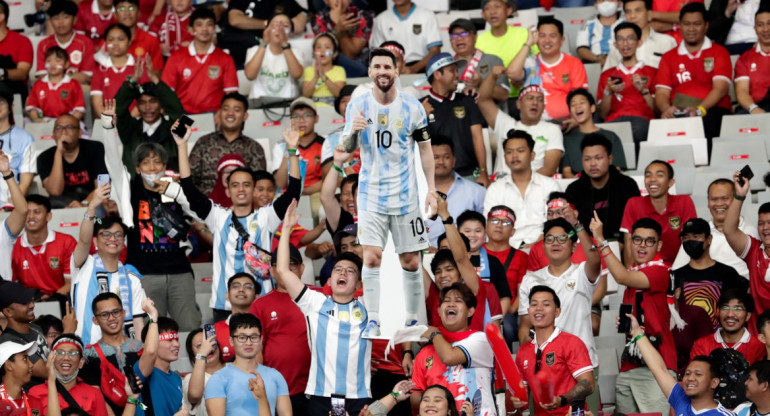 Pese a su ausencia, los hinchas le mostraron todo su amor a Lionel Messi en Indonesia. Foto: EFE.