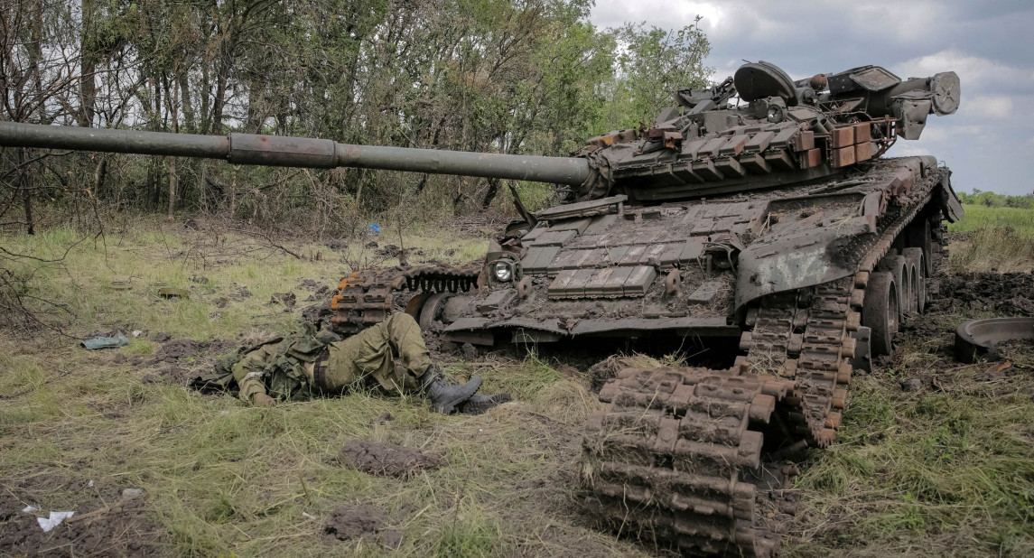 Guerra entre Rusia y Ucrania. Tanque de giuerra destruido. Foto: NA.
