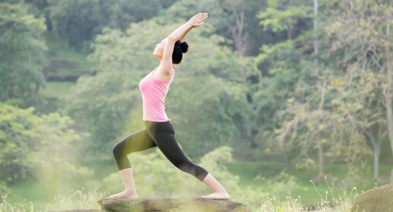 Una mujer practicando yoga. Alamy