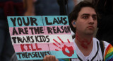 Manifestante en contra de las prohibiciones a los transgénero en EEUU. Foto: Reuters