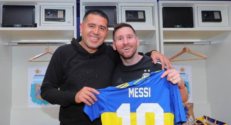 Roman Riquelme junto a Lionel Messi. Foto: NA