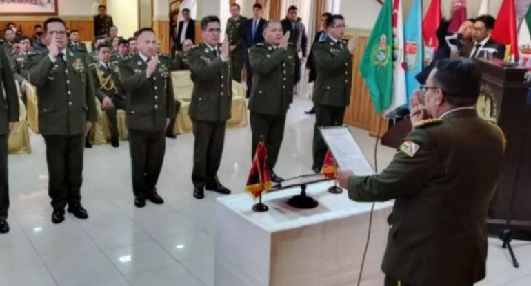 La toma de juramento de los cuatro jefes departamentales y dos directores generales de la Policía Boliviana. Foto: Gentileza Asuntos Centrales.